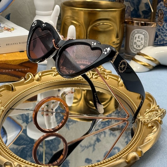 🆕 CAMILLA 🧿 NWOT Flutterby Sunglasses, Black Acetate & Dark Pink Lens